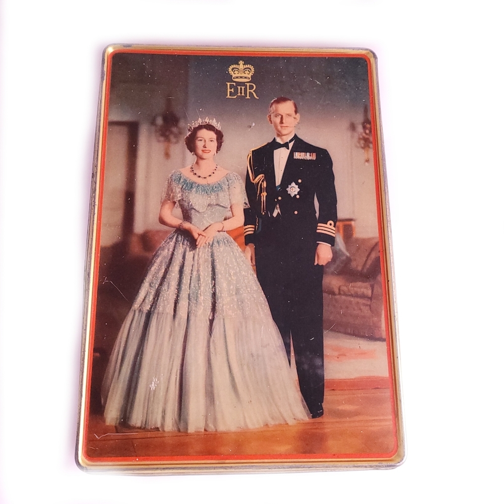1953 Coronation Celebration Tin.  Queen Elizabeth. Prince Phillip. 👑 Vintage
